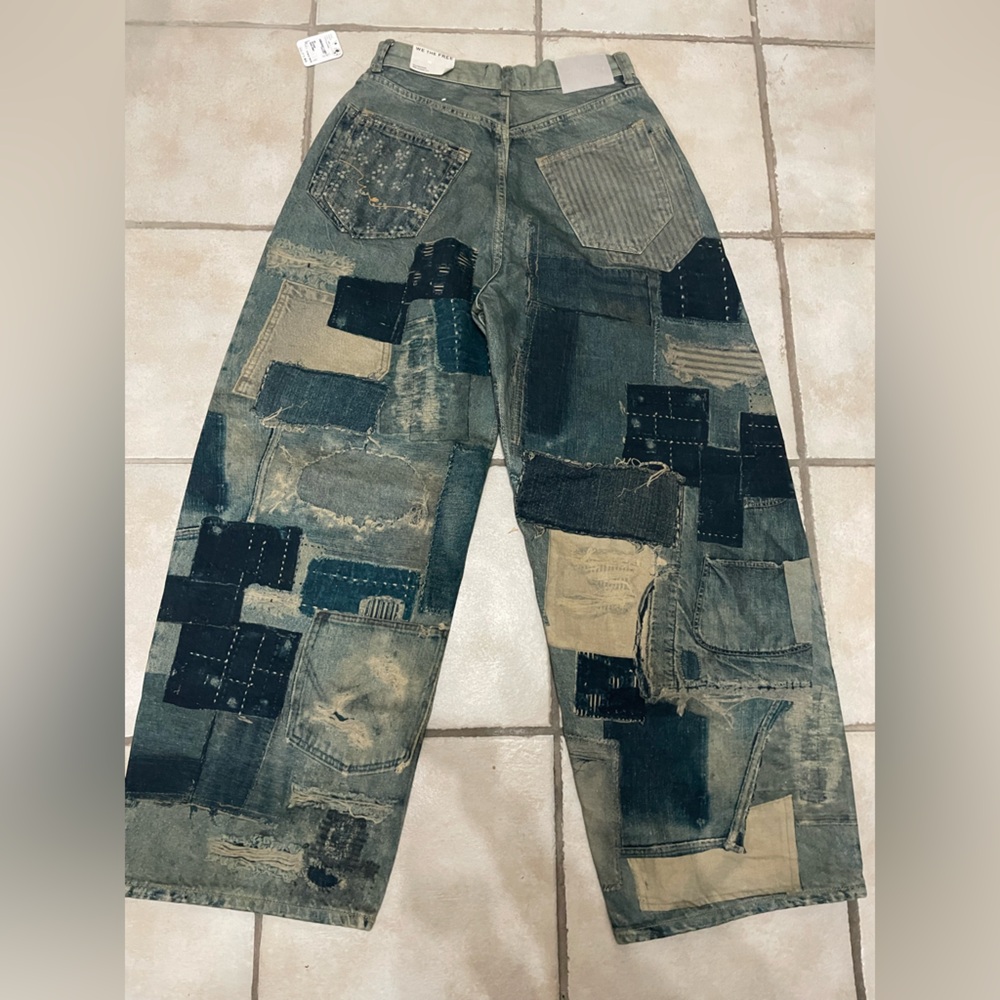 Free People Illusions 
Patchwork Relaxed Barrel Jeans
Indigo Size 26 NWT RARE - Picture 10 of 14